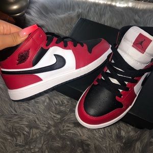Jordan 1 mid Chicago black toe
